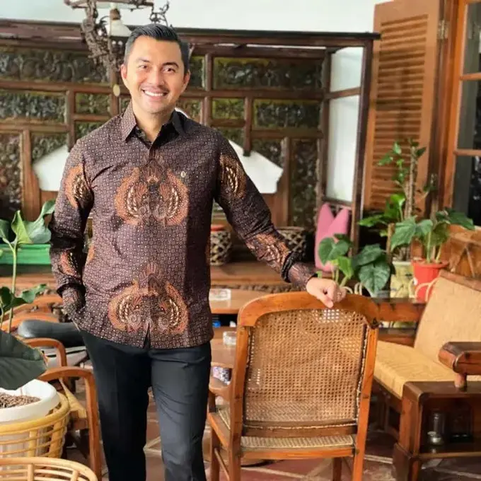 10 Model Baju Batik Pria yang Cocok untuk Berbagai Acara ala Artis Indonesia