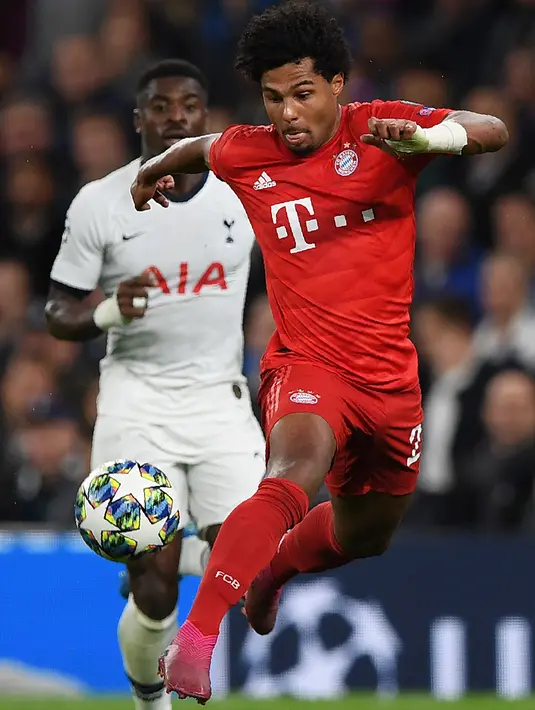Gelandang Bayern Munchen Serge Gnabry (kanan) mengontrol bola saat menghadapi Tottenham Hotspur pada matchday kedua Liga Champions di Stadion Tottenham Hotspur, London, Inggris, Selasa (1/10/2019). Munchen membantai Tottenham 7-2 dengan Gnabry mencetak quatrick. (DANIEL LEAL-OLIVAS/AFP)