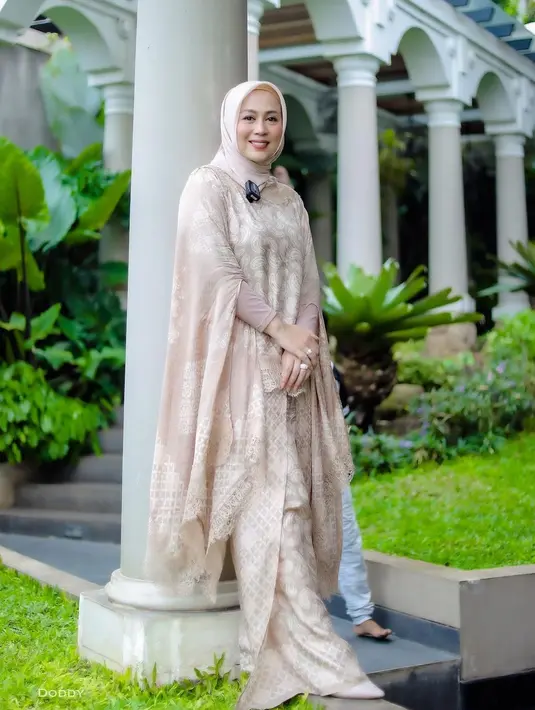 Tampil memesona dengan outfit warna cream, penampilan Shanty Denny bikin pangling. Senyuman tipis yang dipamerkan ke kamera semakin pancarkan pesona artis kelahiran Garut, Jawa Barat ini. Selain pesonanya yang dipuji tak luntur meski usianya sudah menginjak 38 tahun, latar foto dengan nuansa hijau semakin membuat foto Shanty Denny ini semakin menarik. (Liputan6.com/IG/@shantydenny)