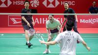 Pebulu tangkis ganda putra Indonesia, Mohammad Ahsan/Hendra Setiawan dan Kevin Sanjaya melawan pebulu tangkis Korea Selatan, Seo Seung-jae dalam acara 'Moment of Honor The Daddies' sebelum laga final Indonesia Masters 2025 di Istora Senayan, Jakarta, Minggu (26/01/2025). (Bola.com/Bagaskara Lazuardi)
