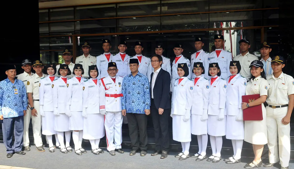 Mendikbud Anies Baswedan dan Addie MS saat berfoto bersama usai upacara peringatan Hari Guru Nasional di kantor Kemendikbud, Jakarta, Senin (25/11/2014). (Liputan6.com/Johan Tallo) 