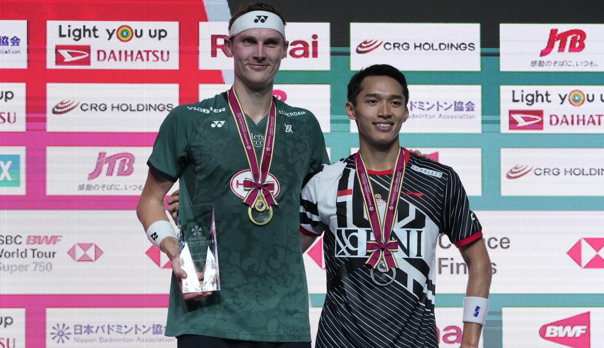 Pebulu tangkis Denmark Viktor Axelsen dengan medali emas dan pebulu tangkis tunggal putra Indonesia Jonatan Christie dengan medali perak berfoto saat penyerahan medali Japan Open 2023 di Tokyo, Minggu (30/7/2023). (AP Photo/Hiro Komae)