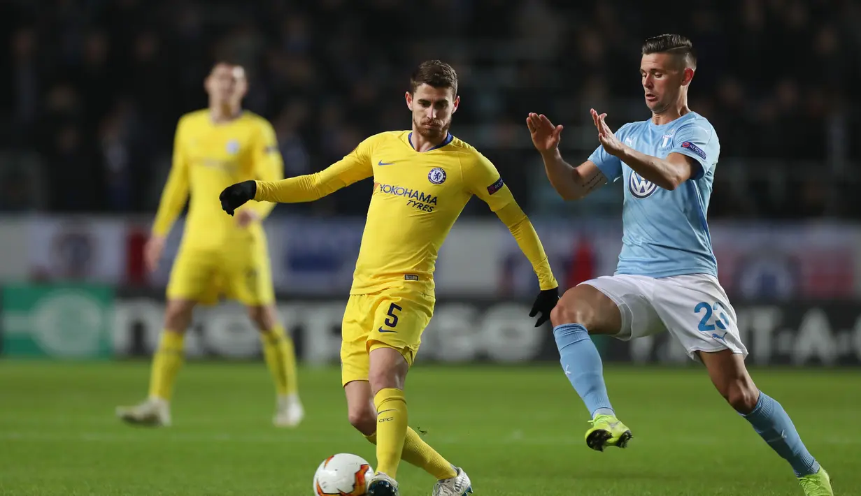 Aksi Pedro Rodriguez melewati pemain Malmo FF, Soren Rieks pada leg 1, 32 besar Liga Europa yang berlangsung di stadion Swedbank, Malmo, Jumat (15/2). Chelsea menang 2-1 atas Malmo FF (AFP/Andreas Hillergen)