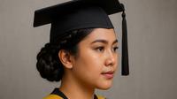 7 Rambut Sanggul yang Cocok untuk Topi Toga Wisuda, Elegan dan Tahan Seharian (sumber:AI)