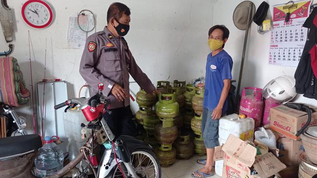 Pak Bhabin mengecek ketersediaan bahan kebutuhan pokok masyarakat jelang Ramadan. (Foto: Polres Pemalang/Liputan6.com)