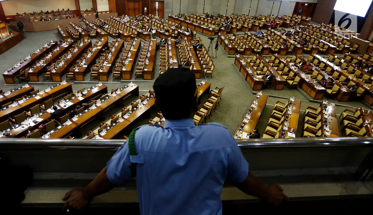 Suasana rapat paripurna di gedung DPR, Kompleks Parlemen, Senayan, Jakarta, Selasa (11/7). Sebanyak 185 anggota dewan dari 560 anggota mengikuti Rapat Paripurna tersebut. (Liputan6.com/Johan Tallo)
