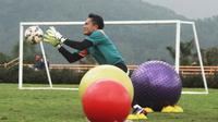 Kiper Persipura, Ferdiansyah, tak bisa pulang ke rumah karena padatnya kegiatan dalam TC tim Mutiara Hitam jelang Piala Bhayangkara 2016. (Bola.com/Iwan Setiawan)
