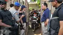 Tersangka Agus Dermawan menggunakan motor untuk membawa mayat korban di dalam kardus, Jakarta, Selasa (20/10/2015). Proses rekonstruksi pembunuhan bocah dalam kardus  menjadi tontonan warga sekitar. (Liputan6.com/Gempur M Surya)