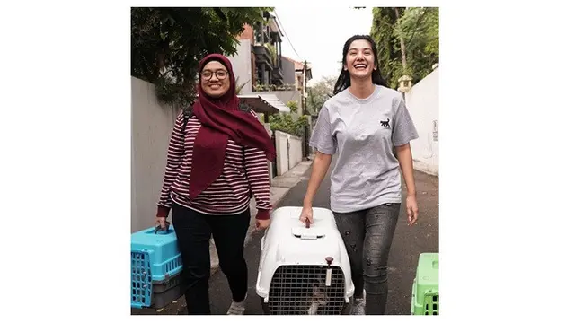 Penyayang Binatang, Ini 7 Potret Fanny Ghassani dengan Kucing Kesayangannya