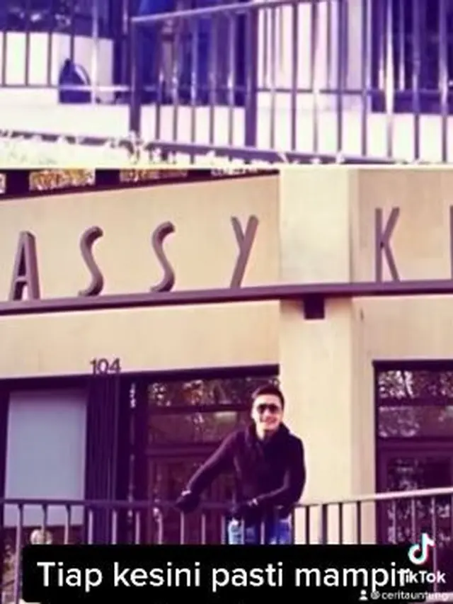 Arie Untung dulu merasa dibuang ke Perancis (Instagram/ariekuntung)