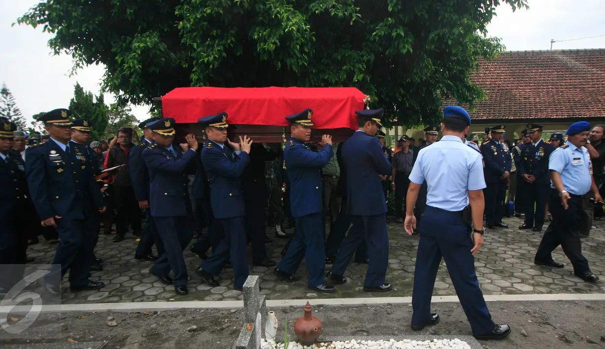 Sejumlah prajurit TNI AU mengusung peti jenazah Pilot Mayor Pnb Ifi Safatilah ke Taman Makam pahlawan Kusuma Negara , Yogyakarta, (11/2). Ada 3 korban tewas akibat jatuhnya Pesawat Tucano pada Rabu (10/2) lalu.(Boy Harjanto)