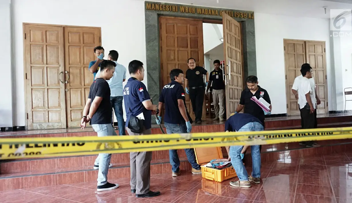 Polisi melakukan olah tempat kejadian perkara (TKP) penyerangan yang terjadi di Gereja Santa Lidwina Bedog, Trihanggo, Sleman, Yogyakarta, Minggu (11/2). Penyerangan terjadi saat Misa Ekaristi. (Liputan6.com/Arya Manggala)
