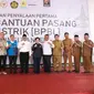 Kementerian ESDM dan PT PLN (Persero), memberikan sambung listrik baru gratis bagi masyarakat pra sejahtera di Desa Patrasana, Kecamatan Kresek, Kabupaten Tangerang (dok: Pramita)