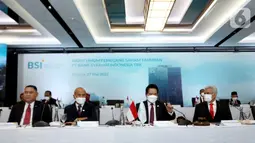 Direktur Utama BSI Hery Gunardi (kedua kanan) saat paparan Rapat Umum Pemegang Saham Tahunan (RUPST) PT Bank Syariah Indonesia Tbk di Jakarta (27/05/2022). Sepanjang kuartal I 2022, BSI mencatat penyaluran pembiayaan sebesar Rp 177,51 triliun, tumbuh 11,59 persen yoy dengan komposisi pembiayaan konsumer tumbuh 20,73 persen, pembiayaan mikro tumbuh 22,42 persen, dan gadai emas tumbuh 8,96 persen. (Liputan6.com/HO/BSI)