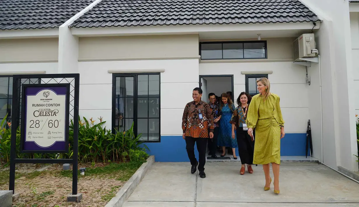 Ratu Maxima dari Belanda (kanan), dalam kapasitasnya sebagai Advokat Khusus Sekretaris Jenderal Perserikatan Bangsa Bangsa (PBB) untuk Kesehatan Keuangan (UNSGSA), mengunjungi kompleks perumahan bersubsidi untuk keluarga berpenghasilan rendah di Bekasi, Jawa Barat, pada Rabu 26 November 2025. Hari ini, Rabu 26 November 2025, Ratu Belanda Maxima Zorreguieta Cerruti mengunjungi kompleks perumahan bersubsidi untuk keluarga berpenghasilan rendah di Bekasi, Jawa Barat. (Tatan Syuflana/POOL/AFP)