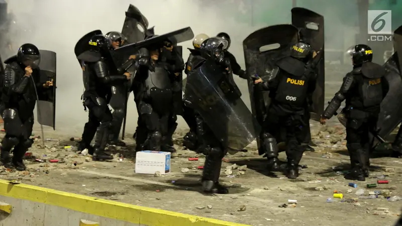 Melihat Perjuangan Aparat Kepolisian Halau Aksi Massa Anarkis