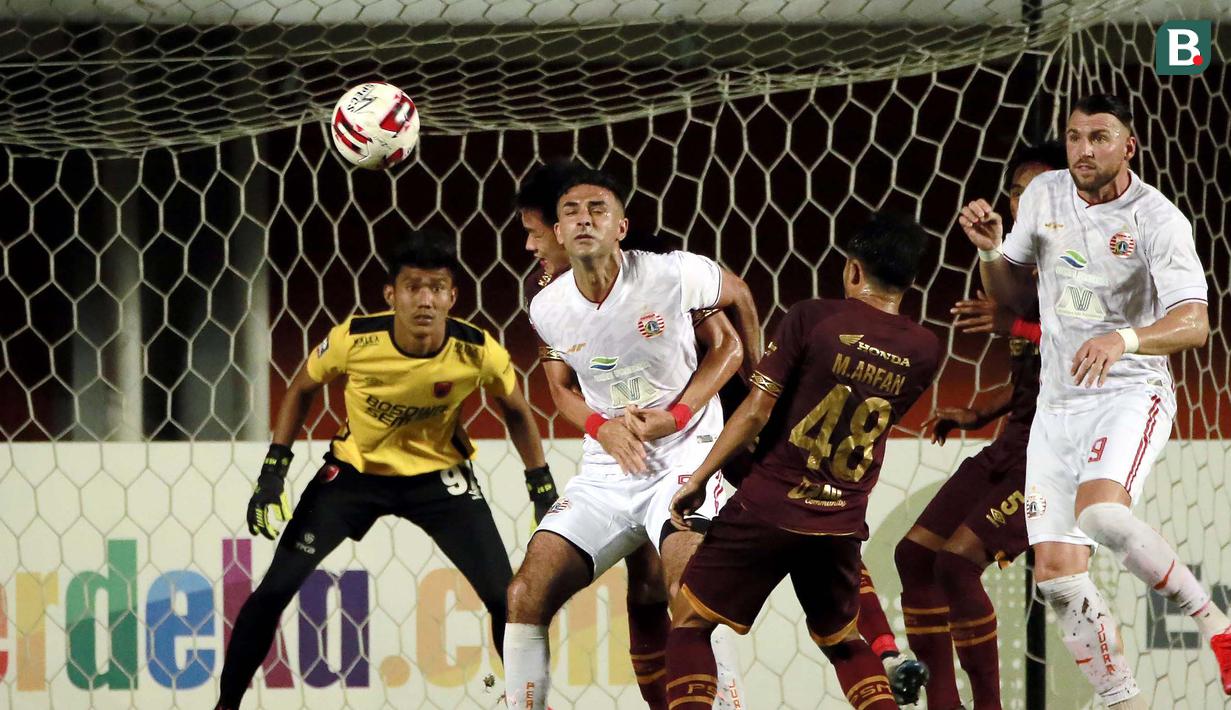 Striker Persija Jakarta, Marko Simic (kanan) berusaha menyundul bola ke gawang PSM Makassar dalam laga leg pertama semifinal Piala Menpora 2021 di Stadion Maguwoharjo, Sleman, Kamis (15/4/2021). Kedua tim bermain imbang 0-0. (Bola.com/Ikhwan Yanuar)