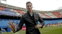 Fernando Torres menyaksikan rekan-rekannya menghadapi Valencia di Vicente Calderon. (EPA/JuanJo Martin)