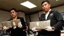 <p>Para pejabat Thailand menunjukkan beberapa ganja sebelum konferensi pers di Bangkok, Selasa (25/9). Kepolisian Thailand menyerahkan sekitar 100 kilogram ganja yang disita untuk penelitian medis. (AP/Sakchai Lalit)</p>