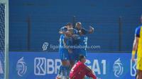 Pemain Persib Bandung merayakan gol yang dicetak David da Silva dalam laga kontra Barito Putera di Stadion Sultan Agung, Bantul, Jumat (23/2/2024) malam WIB. (Dok. Liga Indonesia Baru)