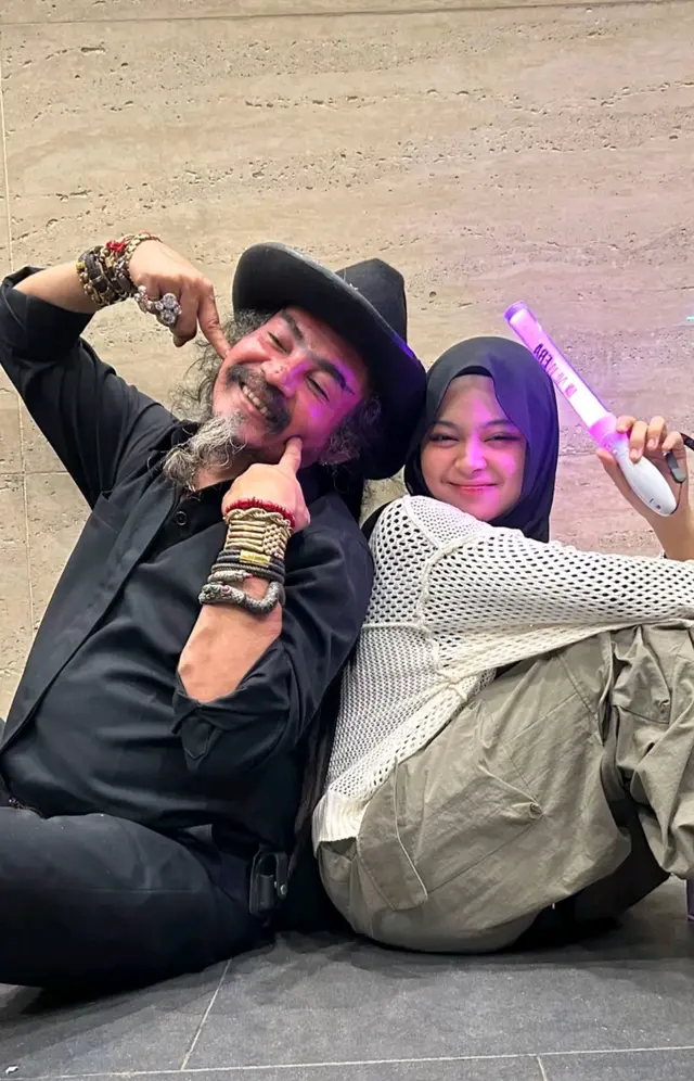 7 Potret Limbad nonton konser JKT48 bareng putri bungsunya, aksi girangnya jadi wota bikin ngakak