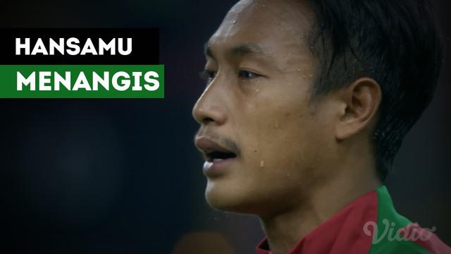 Kapten Timnas Indonesia U-22, Hansamu Yama Pranata menangis terharu ketika menyanyikan Indonesia Raya.