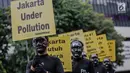 Aktivis Greenpeace melakukan aksi teatrikal di Kementerian Lingkungan Hidup, Selasa (5/3). Greenpeace mencatat konsentransi PM 2.5 atau di Jakarta mencapai empat kali lipat di atas batas aman tahunan menurut standar WHO. (Liputan6.com/Faizal Fanani)