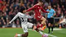 Bertandang ke markas Liverpool, Manchester United tampil penuh kejutan. (PETER POWELL/AFP)