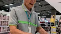 Seorang kakek berumur 81 tahun masih bekerja