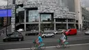 Potret para petugas kesehatan yang ditempelkan di bagian depan Bastille Opera di Paris, Prancis, Jumat (10/7/2020). Potret hitam putih untuk memberi penghormatan kepada pekerja medis Covid-19 itu merupakan kreasi seniman Prancis dan fotografer JR. (AP Photo/Francois Mori)
