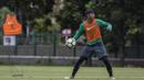 Kiper Timnas Indonesia, Satria Tama, berusaha melempar bola saat latihan di Lapangan ABC Senayan, Jakarta, Jumat (19/1/2018). Pemusatan latihan ini dilakukan jelang Asian Games 2018. (Bola.com/Vitalis Yogi Trisna)