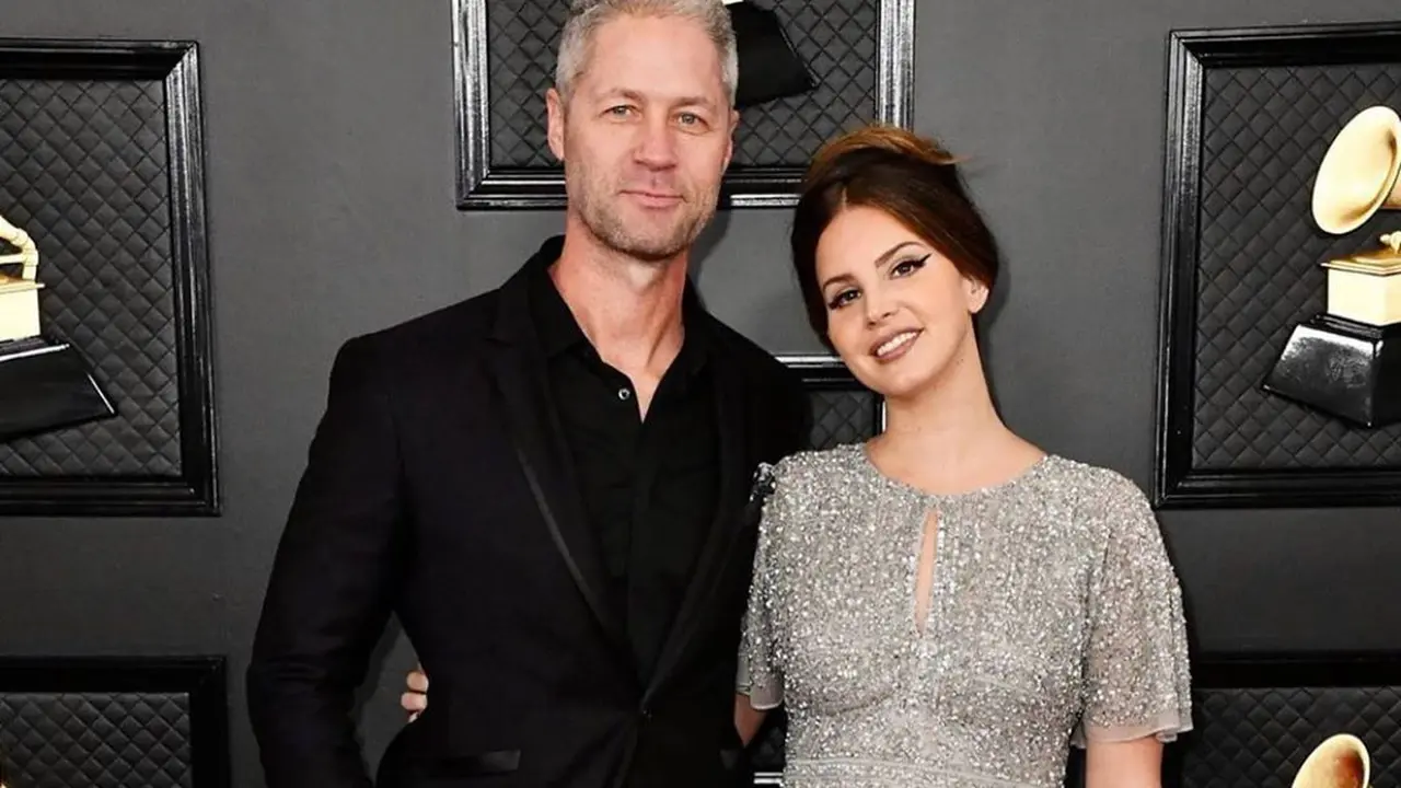 Lana Del Rey Hadiri Grammy Awards 2020 dengan Gaun yang Dibeli di Mal
