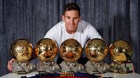 Lionel Messi berpose dengan 5 trofi FIFA Ballon d'Or yang telah diraihnya. Messi meraih gelar Pemain Terbaik Dunia tahun 2009, 2010, 2011, 2012, dan 2015. (AFP/Miguel Ruiz)