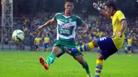 Winger Mitra Kukar Dinan Yahdian Javier berduel dengan pemain Gresik United Muhammad Kamri. (Liga Indonesia)
