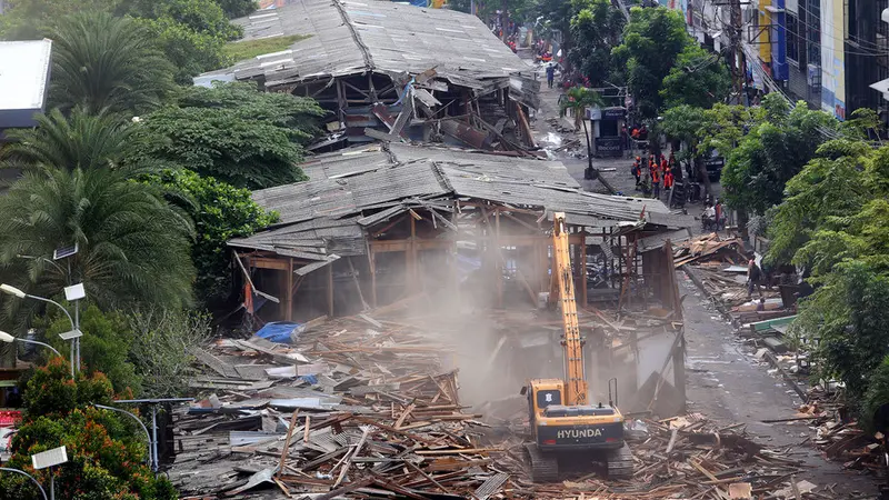 Pembongkaran tempat penampuan sementara pedagang Pasar Turi Surabaya. (surabaya.go.id)