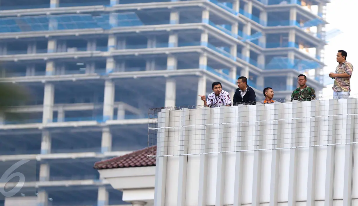 Pegawai berdiri dari lantai atas Gedung Balai Kota DKI menonton iringan massa aksi damai 4 November yang melewati kantor mereka, Jakarta, Jumat (4/11). Meski ada demo besar-besaran, pegawai Balai Kota tetap masuk seperti biasa (Liputan6.com/Faizal Fanani)