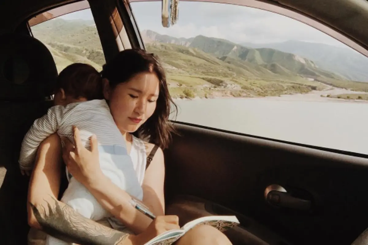 Sebuah potret menyusui yang diposting oleh putri presiden Kyrgyztan, menuai protes netizen dan dianggap sebagai hal vulgar. (Instagram/Aliya Shagieva)