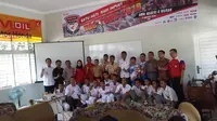 Honda Dream Cup Tour berbagi ilmu pengenalan balap berjenjang di Honda, kepada ratusan pelajar SMK Negeri 4 Medan, di Jalan Sei Kera Medan, Sabtu (4/8/2018). (Bola.com/Rizki Hidayat)