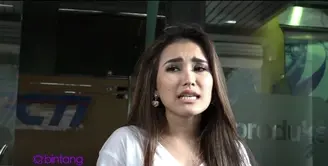 Ayu Ting Ting dikabarkan sedang dekat dengan pegawai Keimigrasian. Tetapi, pelantun Sambalado itu menampik kabar burung tersebut, dan menjelaskan bahwa mereka hanyalah sebatas teman.