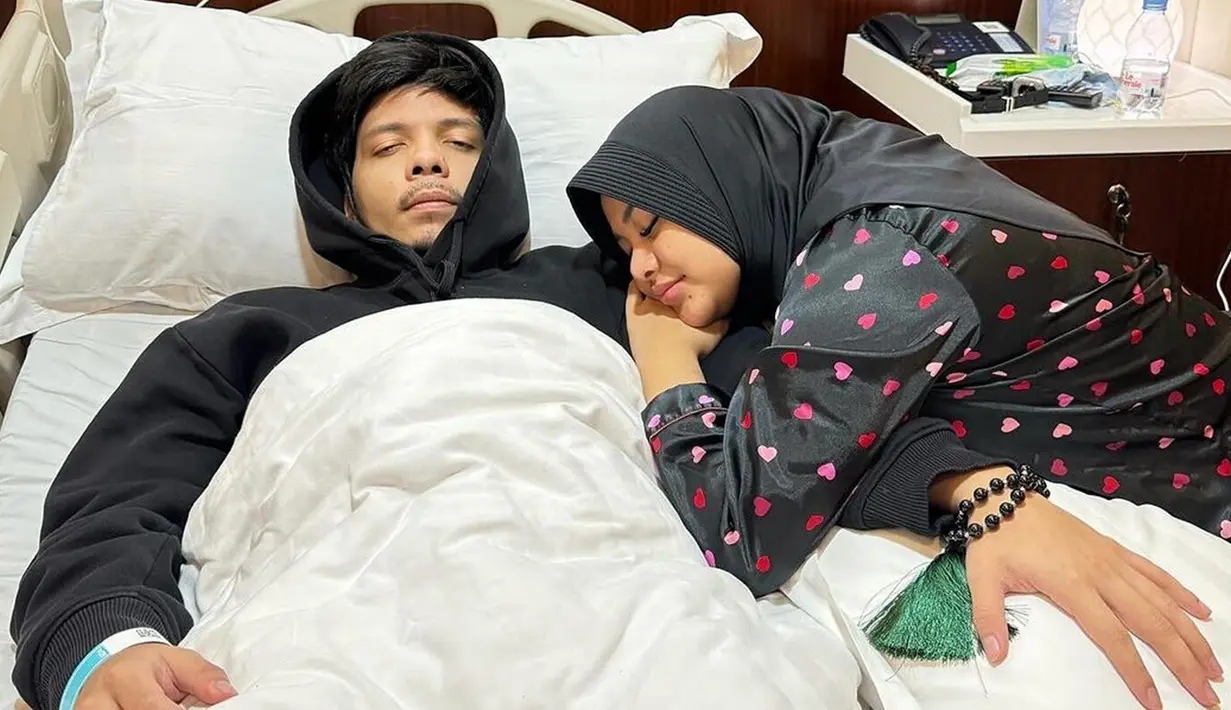 Meski begitu, suami Aurel Hermansyah ini tidak menyebutkan mengenai penyakit yang dideritanya. Namun, ia juga mengungkapkan harus menjalani operasi untuk mengangkat penyakitnya pada Rabu (31/1/2024). (Liputan6.com/IG/@attahalilintar)