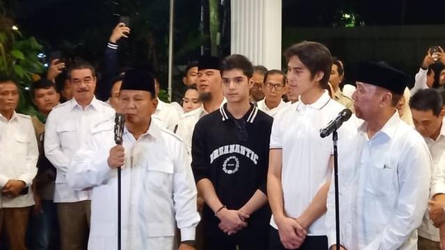 6 Potret Al Ghazali dan El Rumi Terjun ke Dunia Politik, Disambut Hangat Prabowo