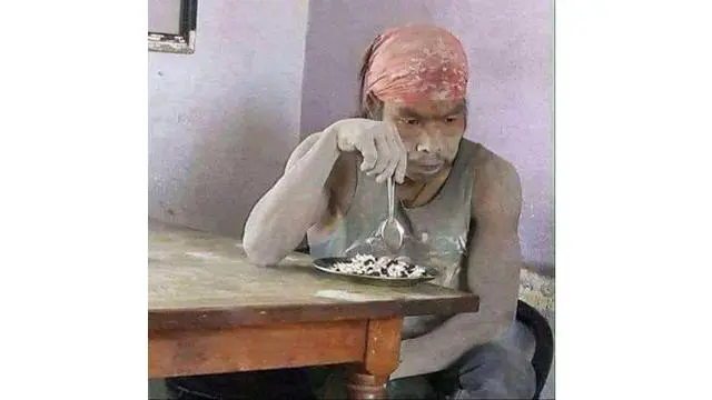 6 Potret Kuli Bangunan Istirahat Makan Siang, Makanannya Porsi Jumbo