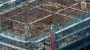 Pekerja menyelesaikan proyek pembangunan depo Mass Rapid Transit (MRT) di Lebak Bulus, Jakarta, Selasa (14/11). Rencananya, seluruh pengerjaan MRT akan selesai tahun depan dan mulai beroperasi secara komersil pada 31 Maret 2019. (Liputan6.com/JohanTallo)