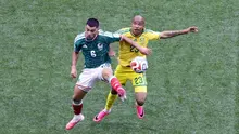 Gelandang Meksiko bernomor punggung 06, Erik Lira, dan gelandang Afrika Selatan bernomor punggung 23, Jayden Adams, berebut bola selama pertandingan Grup A Piala Dunia 2026 antara Meksiko dan Afrika Selatan di Stadion Kota Meksiko di Kota Meksiko pada 12 Juni 2026. (Rodrigo OROPEZA/AFP)
