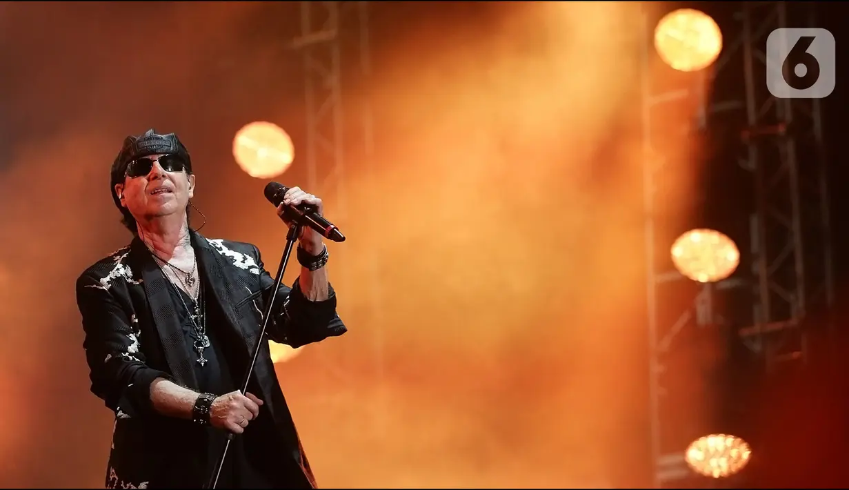 Grup band rock asal Jerman, Scorpions tampil di perhelatan JogjaROCKarta #4 di Stadion Kridosono, Yogyakarta, Minggu (1/3/2020). Scorpions membawakan sejumlah lagu hitsnya seperti Send Me An Angel, Wind of Change hingga Still Loving You. (Fimela.com/Bambang E Ros)