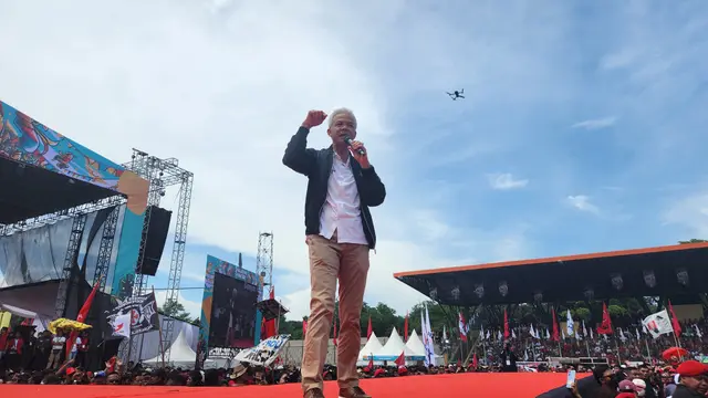 Calon presiden nomor urut tiga Ganjar Pranowo saat menghadiri kampanye di Stadion Bima, Cirebon, Jawa Barat, Sabtu (27/1/2024). (Liputan6.com/Dicky Agung Prihanto)
