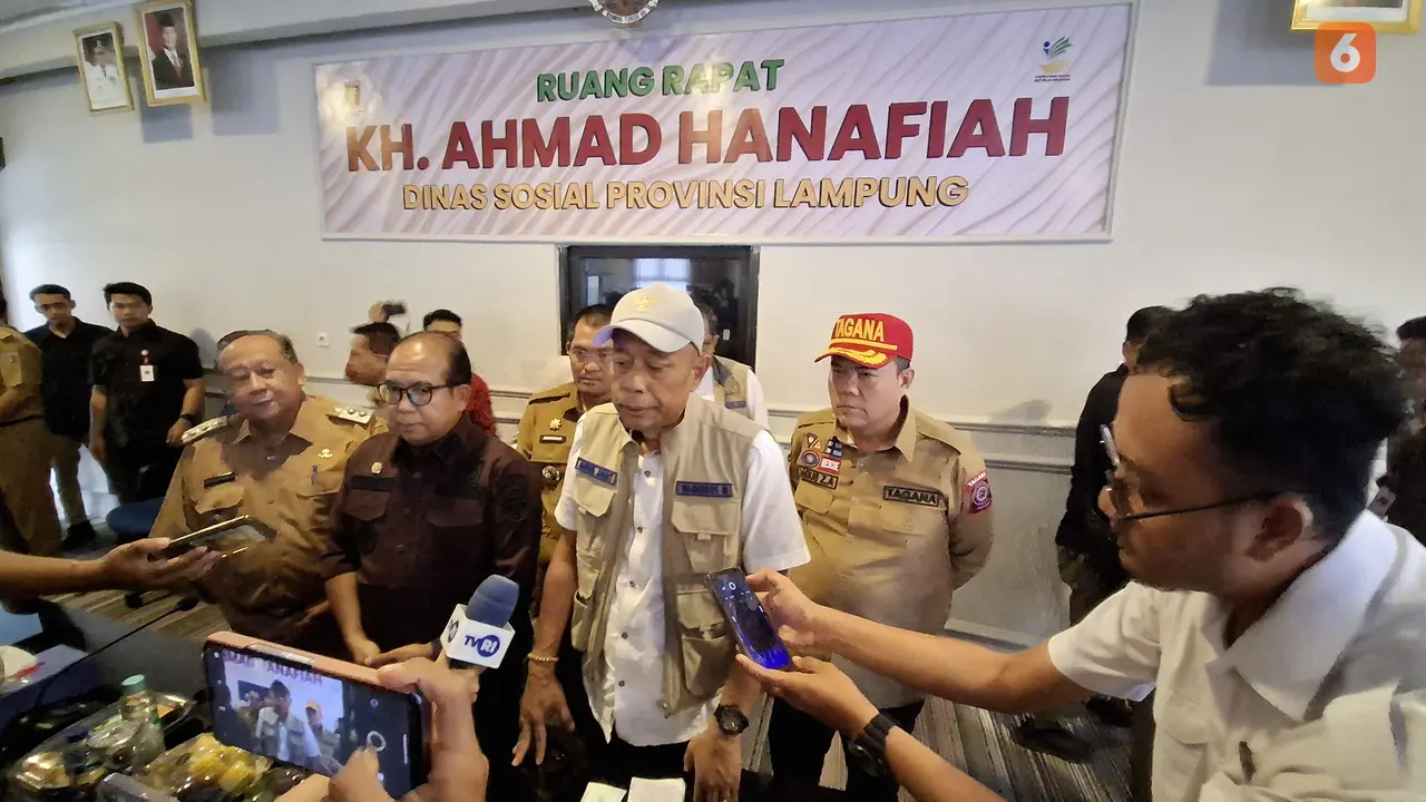 Wamensos, Agus Jabob Priyono meninjau kondisi warga yang terdampak banjir di Bandar Lampung. Foto : (Liputan6.com/Ardi).