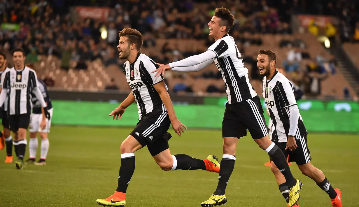 Para pemain Juventus merayakan gol Carlos Blanco (kiri) saat melawan Melbourne Victory pada ajang International Champions Cup football di Melbourne, (23/7/2016). (AFP/Paul Crock)