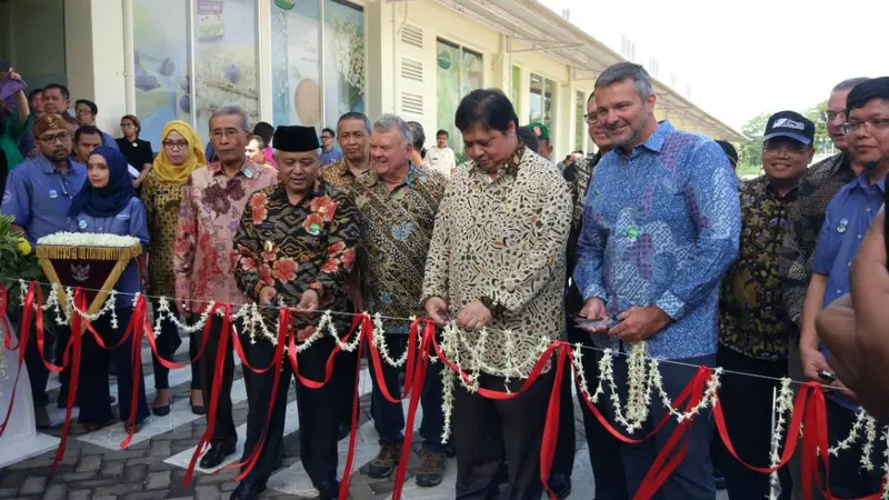 Menteri Perindustrian, Airlangga Hartarto, meresmikan pabrik pengolahan susu PT Greenfields Indonesia di Desa Palaan, Nganjum, Kabupaten Malang. (Liputan6.com/Citra Dewi)