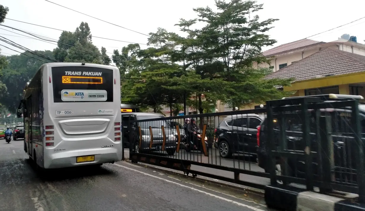 Layanan transportasi umum Biskita Transpakuan melintas di jalan kawasan Kota Bogor, Jawa Barat, Senin (14/11/2022). Biskita Transpakuan merupakan salah satu program Buy The Service (BTS) Kementerian Perhubungan (Kemenhub) melalui Badan Pengelola Transportasi Jabodetabek (BPTJ). (Liputan6.com/Magang/Aida Nuralifa)